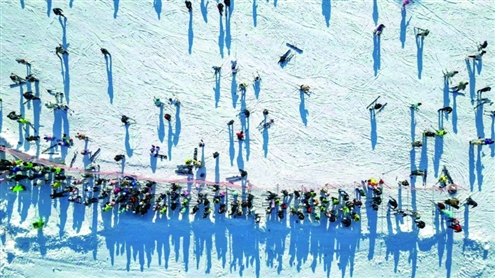 雪野滑雪场,人潮涌动,彩装跃动间,尽是冰雪欢腾 本专题图片 通讯员 邵凯 摄